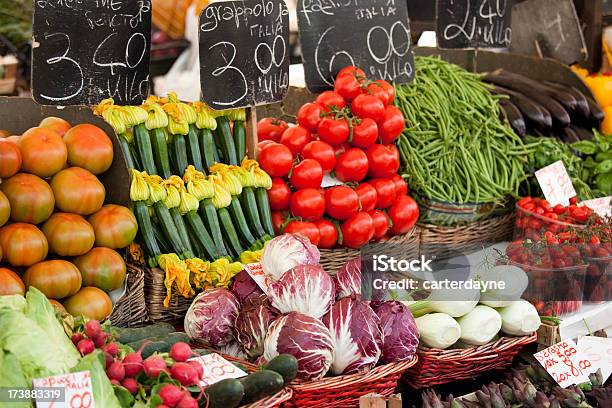 Mercado De Agricultores De Verduras Frescas Venecia Italia Foto de stock y más banco de imágenes de Aire libre