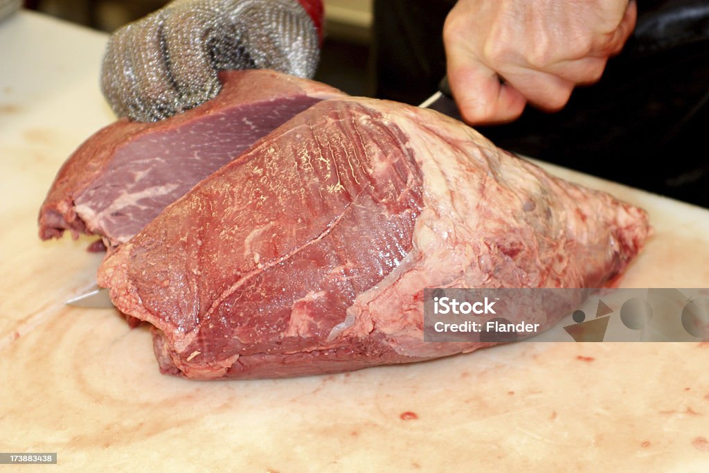 Butcher cortes de carne de bovino para baixo no meio - Royalty-free Carne Foto de stock