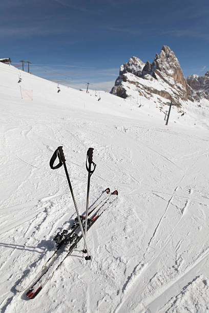 ski-ausrüstung und berggipfel in dolomiten (xxxl - apres ski snow mountain loneliness stock-fotos und bilder