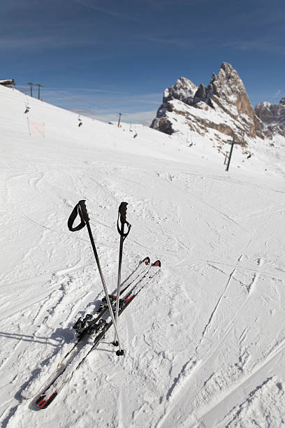 équipement de ski et sommet de la montagne dans les dolomites (xxxl - apres ski snow mountain loneliness photos et images de collection