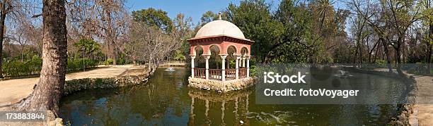 Panorama De Sevilla Parque De María Luisa Foto de stock y más banco de imágenes de Folie - Folie, Parque público, Agua