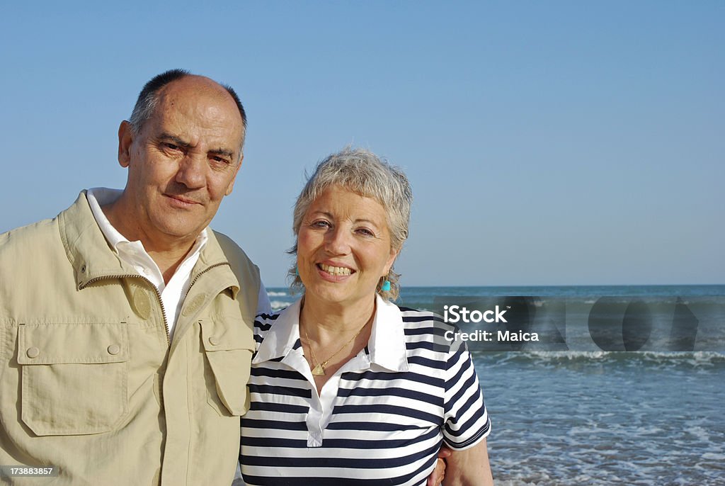 Senior coppia felice in spiaggia - Foto stock royalty-free di 55-59 anni
