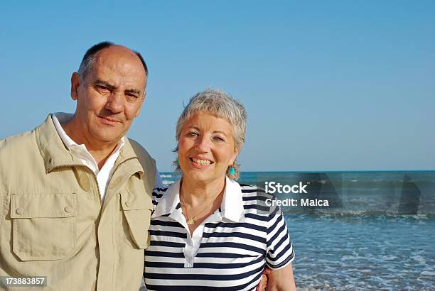 Senior Coppia Felice In Spiaggia - Fotografie stock e altre immagini di 55-59 anni - 55-59 anni, 60-64 anni, 65-69 anni