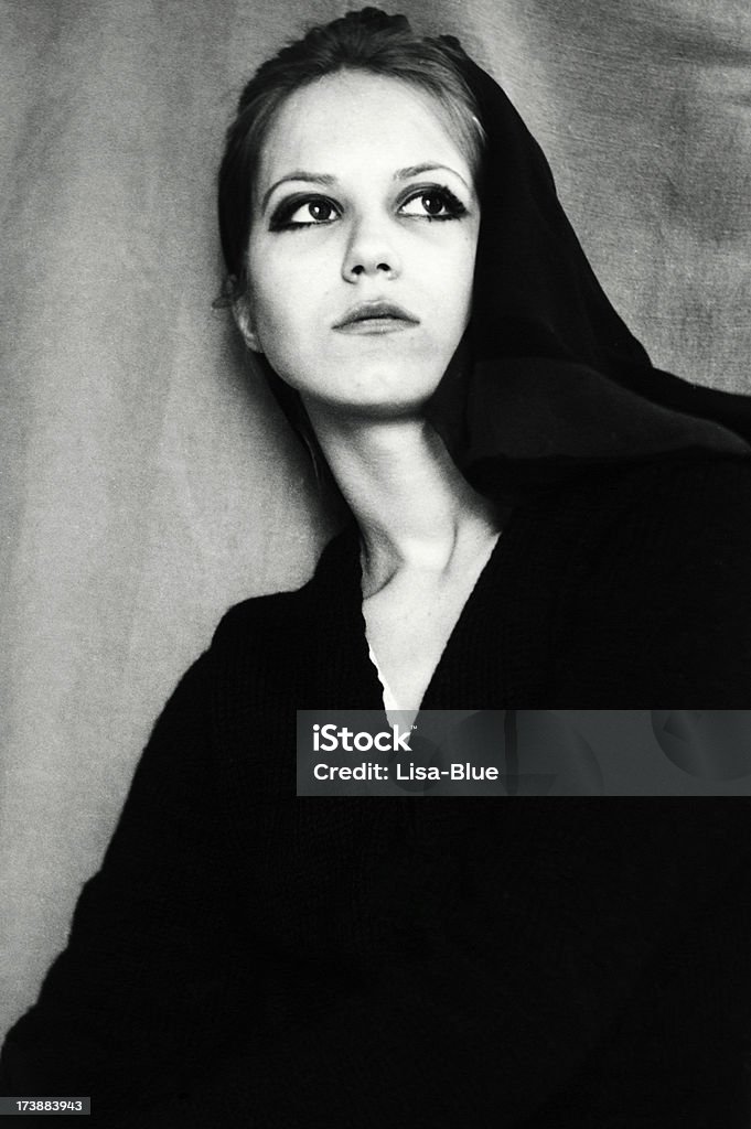 Молодая женщина в 1968 году, черный и белый - Стоковые фото 1968 роялти-фри