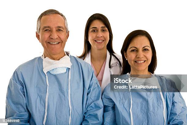 Zwei Chirurgen Weibliche Und Männliche Mit Arzt Im Hintergrund Stockfoto und mehr Bilder von Aktiver Senior