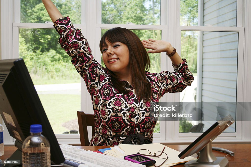 Cansado jovem Hispânico mulher no trabalho - Royalty-free Esticar Foto de stock