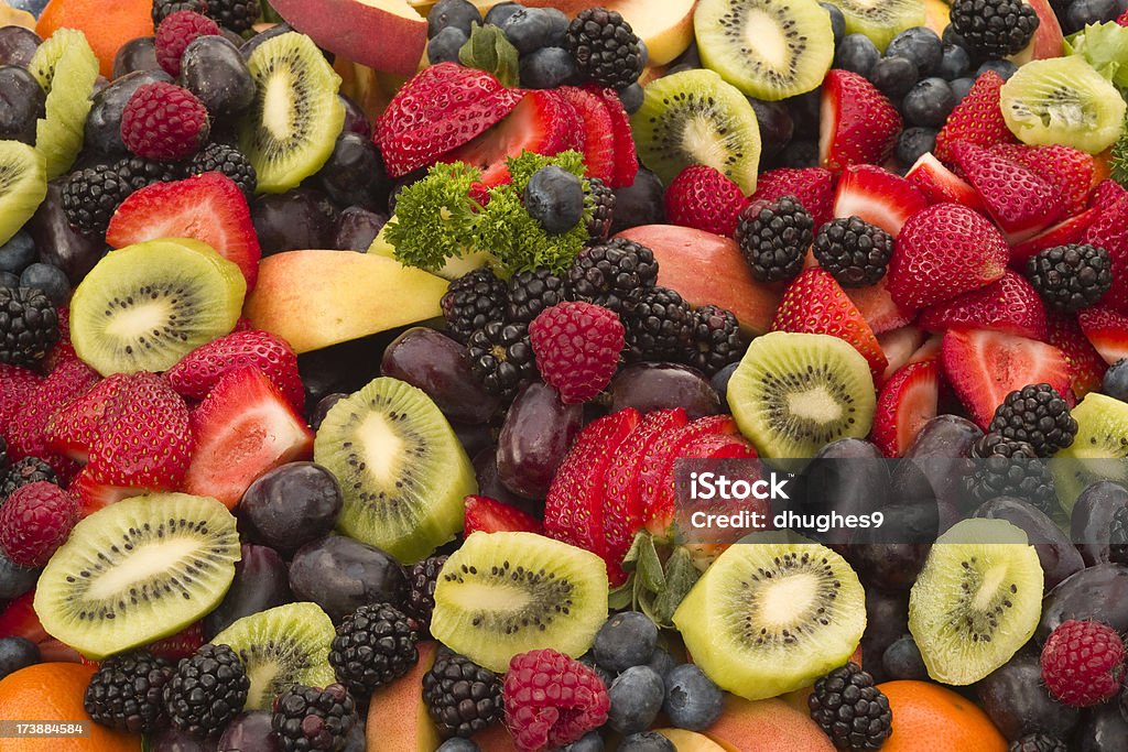 Salade de fruits et Berry. Fraises, Kiwi, le raisin, les pêches, les appareils BlackBerry. - Photo de Aliment libre de droits