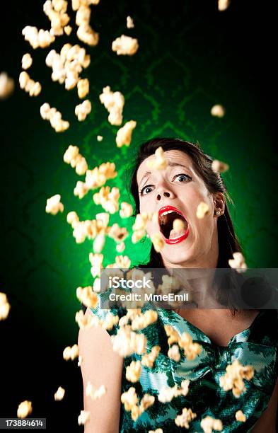 Paura E Popcorn - Fotografie stock e altre immagini di Lanciare - Lanciare, Pop corn, Cinema