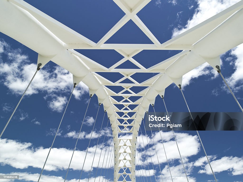 Ponte suspensa sobre um rio - Foto de stock de Abstrato royalty-free