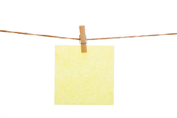 빨레집게 및 post-it - clothesline clothespin adhesive note bulletin board 뉴스 사진 이미지