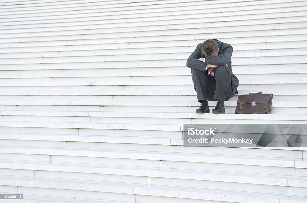 Hombre de negocios deprimido colgado su cabeza sobre los pasos - Foto de stock de Desempleo libre de derechos