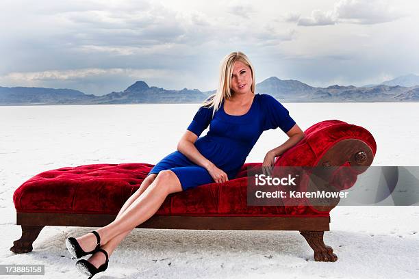 Tranquila En El Desierto Foto de stock y más banco de imágenes de 20 a 29 años - 20 a 29 años, Adulto, Adulto joven