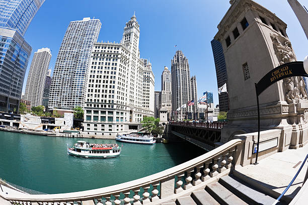 istock Chicago River  Tour Boats and Landmarks 173885231
