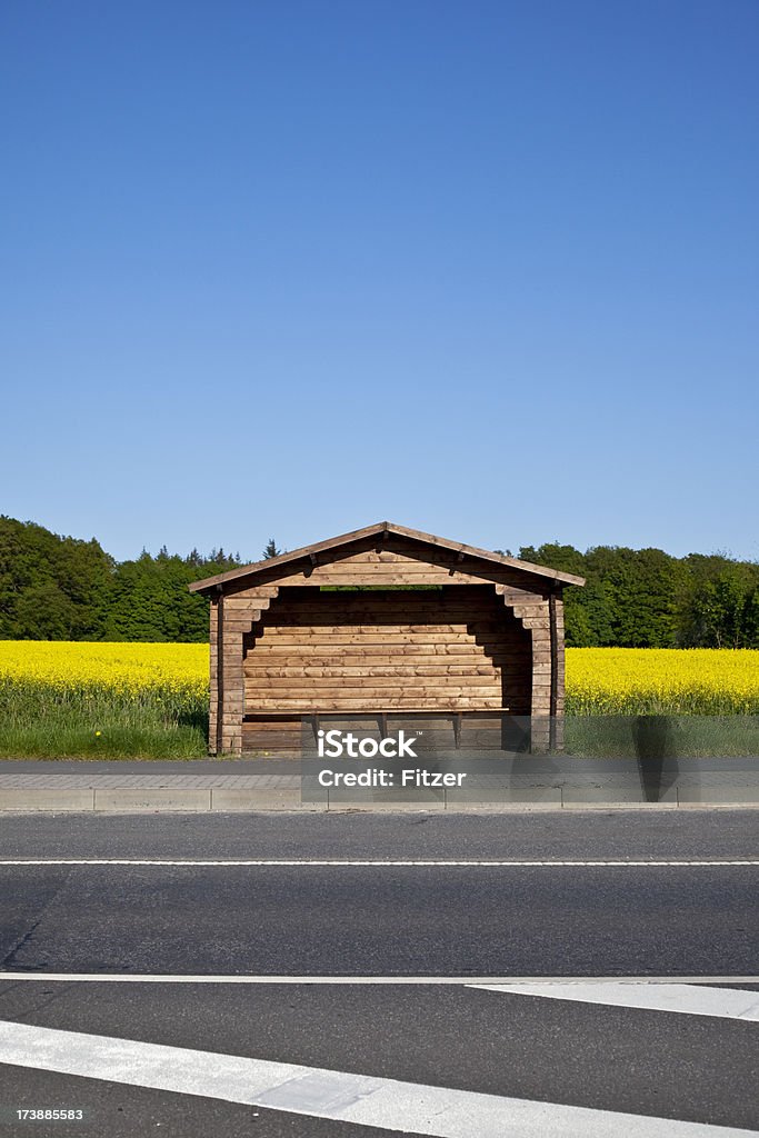 Ländliche Bushaltestelle in der Natur - Lizenzfrei Bushaltestelle Stock-Foto