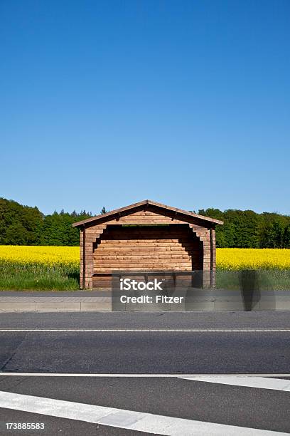 Ländliche Bushaltestelle In Der Natur Stockfoto und mehr Bilder von Bushaltestelle - Bushaltestelle, Landschaftspanorama, Architektur