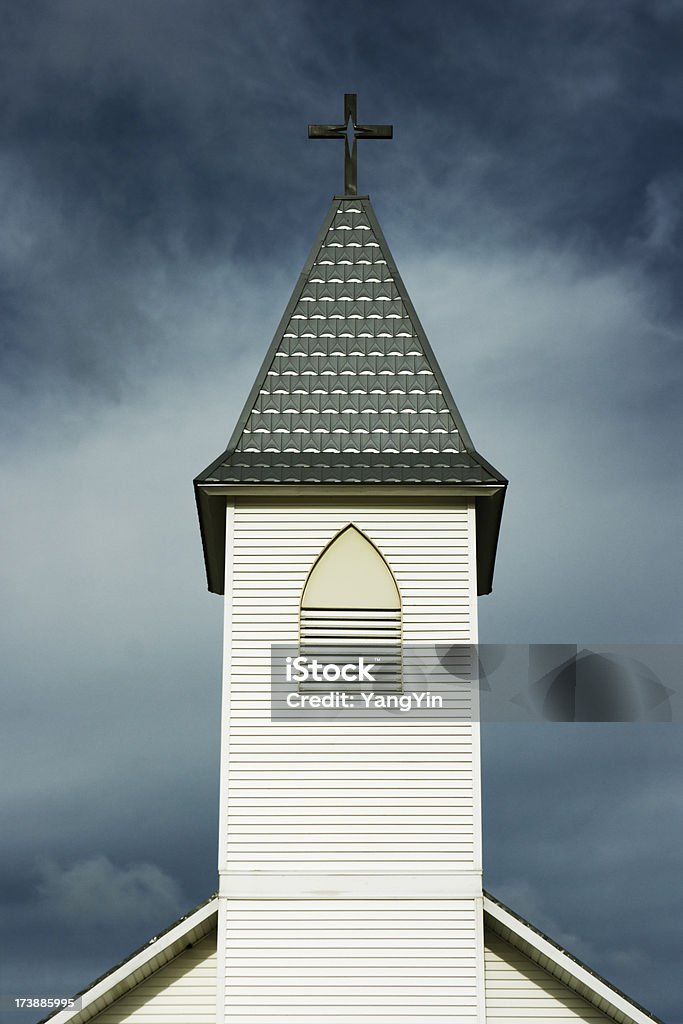 Kraj Kościół Wieża kościelna pod burzliwe niebo pochmurne, - Zbiór zdjęć royalty-free (Biały)