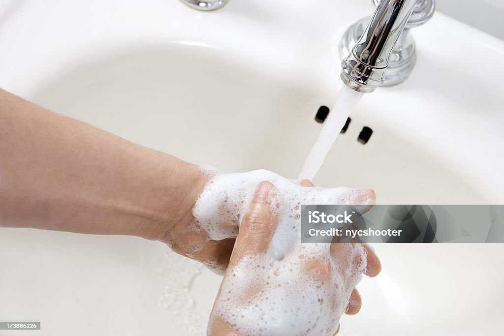 Lavarsi le mani con sapone - Foto stock royalty-free di Acqua