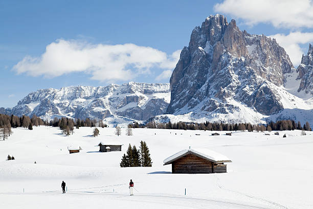 esquiadores cross-country em paisagem de inverno dolomites (xxxl - schneelandschaft - fotografias e filmes do acervo