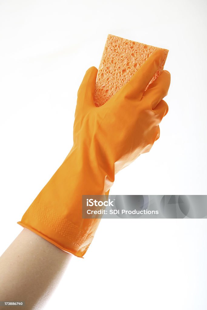 Primo piano della mano con spugna di lavaggio Arancio - Foto stock royalty-free di Addetto alle pulizie