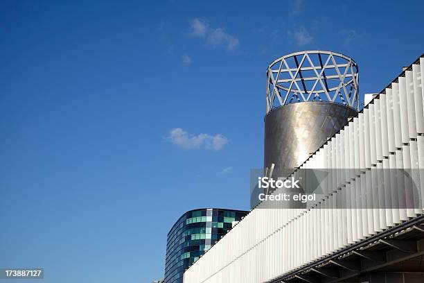 Photo libre de droit de Centre De Lowry Toit Salford Quays Avec Un Ciel Bleu Clair banque d'images et plus d'images libres de droit de Bâtiment vu de l'extérieur