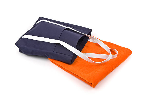 オレンジのタオルとビーチバッグ - shopping bag orange bag handle ストックフォトと画像