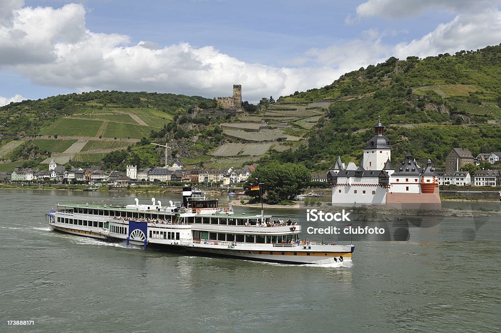 Рейнский cruiseship прохождение Burg Pfalzgrafenstein на Kaub, Rheinland - Стоковые фото Германия роялти-фри