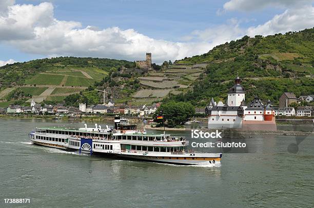 Рейнский Cruiseship Прохождение Burg Pfalzgrafenstein На Kaub Rheinland — стоковые фотографии и другие картинки Германия