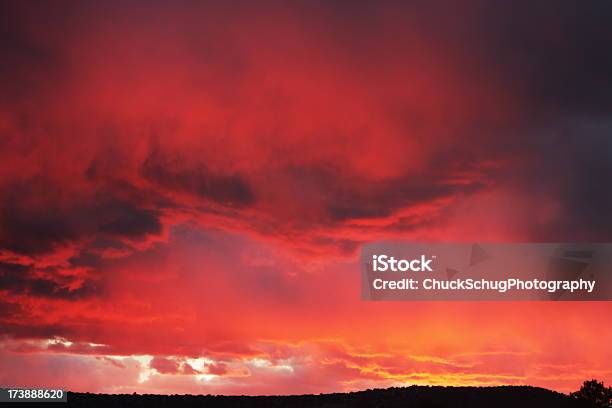 Zachód Słońca Chmury Krajobraz Pustyni Sylwetka - zdjęcia stockowe i więcej obrazów Alpenglow - Alpenglow, Aspiracje, Aura