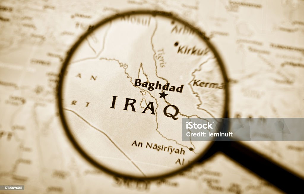 Loupe sur une carte de l'Irak. - Photo de Guerre d'Irak 2003-2011 libre de droits