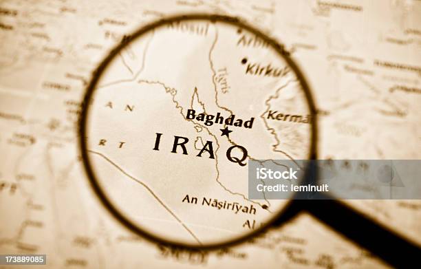 Photo libre de droit de Loupe Sur Une Carte De Lirak banque d'images et plus d'images libres de droit de Guerre d'Irak 2003-2011 - Guerre d'Irak 2003-2011, Guerre du golfe 1990-1991, Bagdad