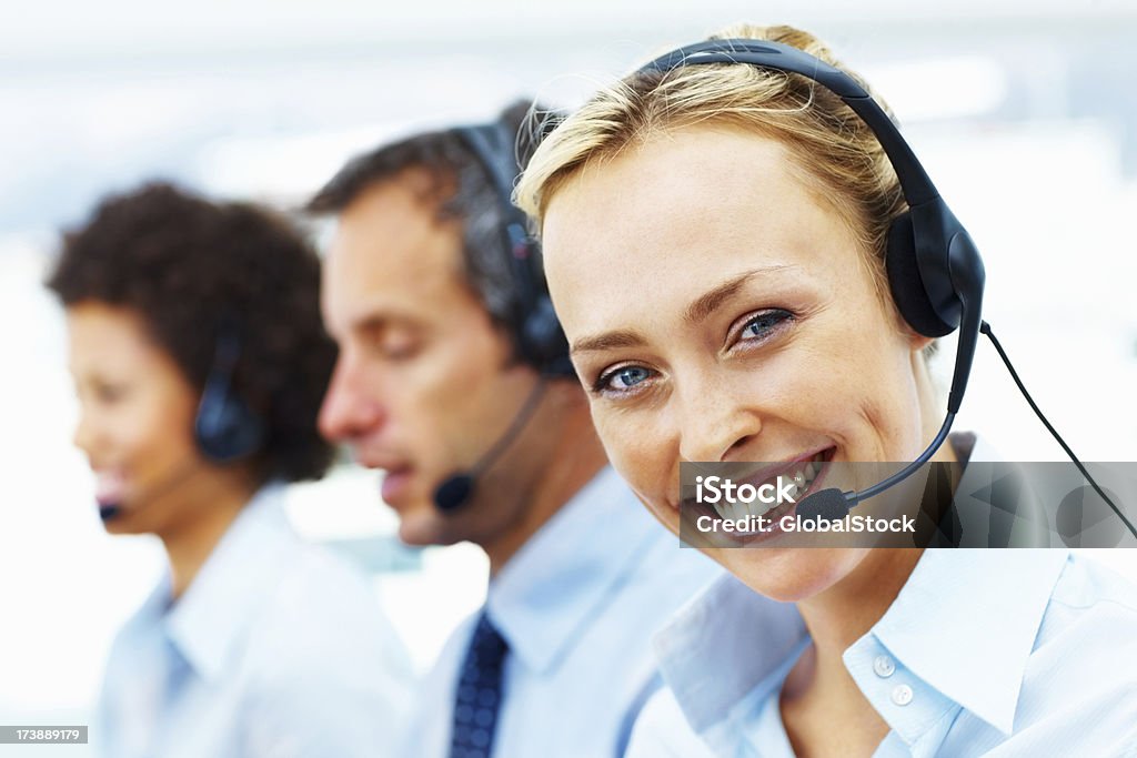 Retrato de una mujer sonriente telephonist - Foto de stock de 20-24 años libre de derechos