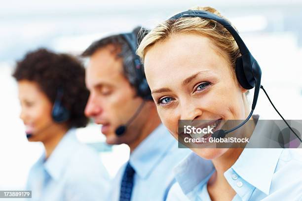 Retrato De Una Mujer Sonriente Telephonist Foto de stock y más banco de imágenes de 20-24 años - 20-24 años, Adulto, Adulto joven