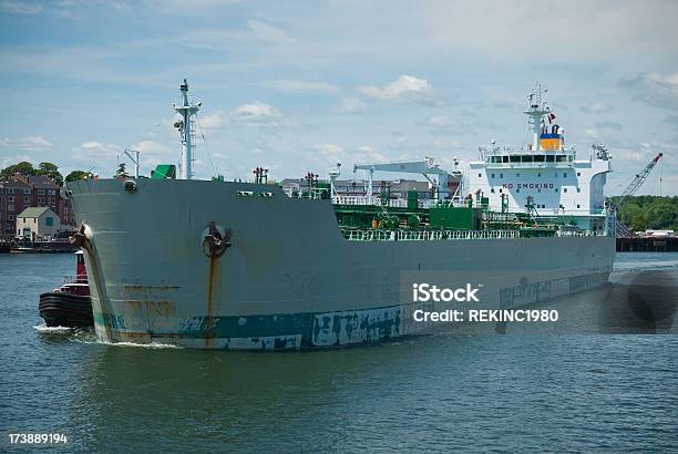 Cargo Lasciando Il Cantiere Navale - Fotografie stock e altre immagini di Affari - Affari, Ancora, Ancorato