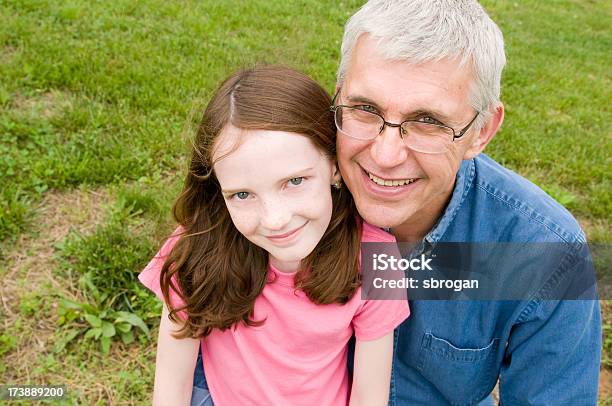 Grandaughter Besar Grandpa Foto de stock y más banco de imágenes de 60-69 años - 60-69 años, Abuelo, Adulto