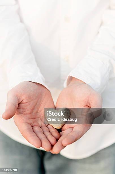 Coração Em Forma De Pedra Em Um Homem De Mãos - Fotografias de stock e mais imagens de Símbolo do Coração - Símbolo do Coração, Rocha, Oferecer