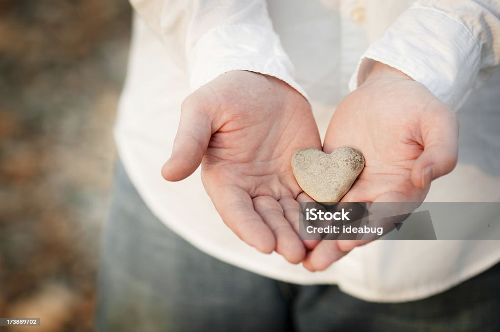 En forma de corazón Rock en un hombre manos - Foto de stock de Roca libre de derechos