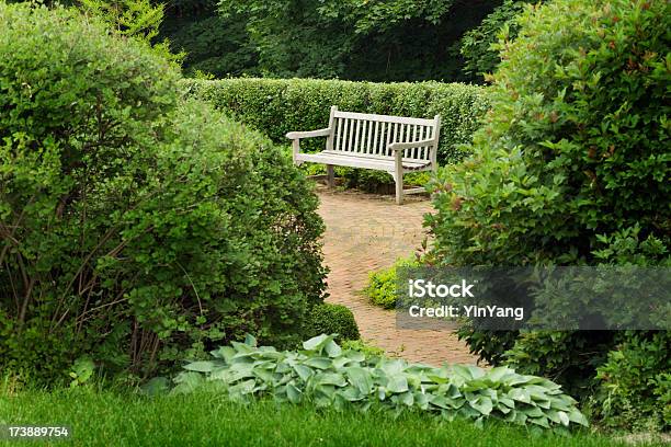 Garden Patio Teren Zielony Z Tek Drewniane Ławy Zabezpieczenia Brick Ścieżka - zdjęcia stockowe i więcej obrazów Bez ludzi