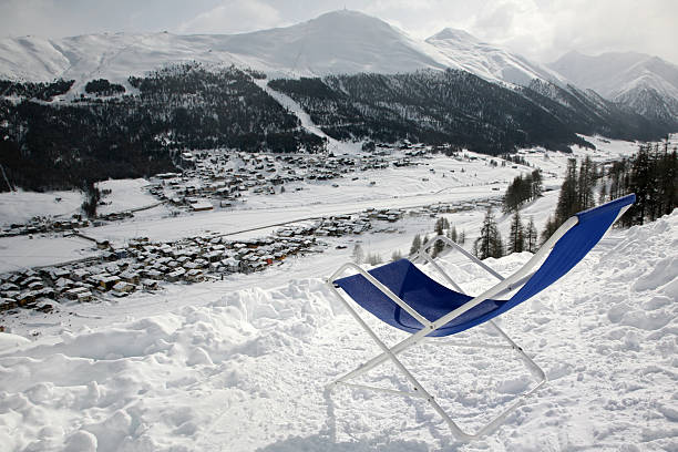 fauteuil vide - apres ski snow mountain loneliness photos et images de collection