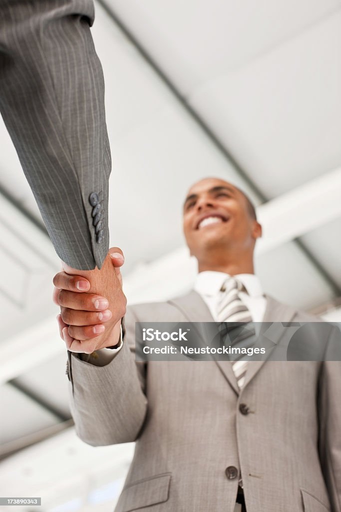 Empresario agitando la mano con colega - Foto de stock de 20 a 29 años libre de derechos