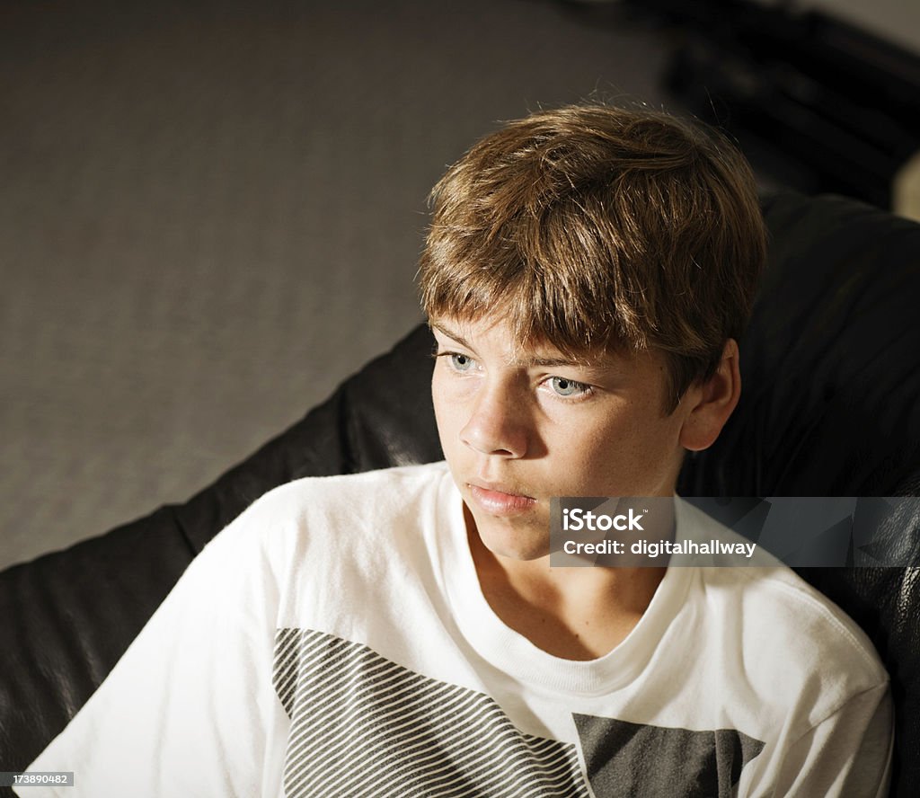 Adolescente viendo TV - Foto de stock de 14-15 años libre de derechos