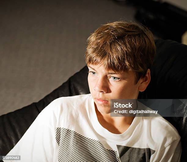 Adolescente Viendo Tv Foto de stock y más banco de imágenes de 14-15 años - 14-15 años, Adolescente, Cabello castaño