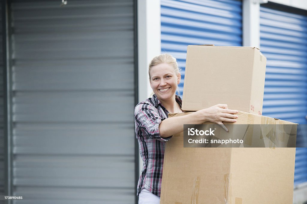 Женщина держит вне коробки для хранения из группы - Стоковые фото Индивидуальное хранение вещей роялти-фри