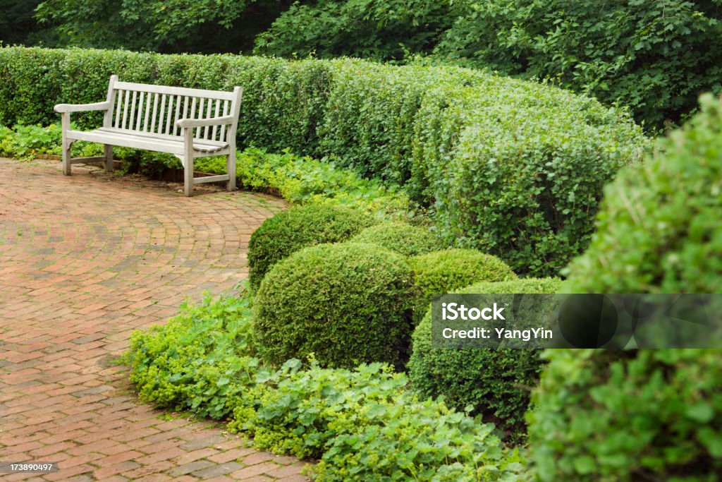 Jardim de tijolo de jardim e mesa em madeira na paisagem fantástica plantadas - Royalty-free Sebe Foto de stock