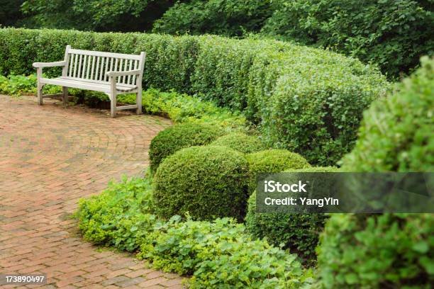 Jardim De Tijolo De Jardim E Mesa Em Madeira Na Paisagem Fantástica Plantadas - Fotografias de stock e mais imagens de Sebe