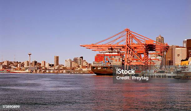 Сиэтл С Видом На Гавань — стоковые фотографии и другие картинки Gantry Crane - Gantry Crane, Без людей, Большой город