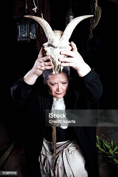 Bruja Un Momento De Fundido Foto de stock y más banco de imágenes de Bruja - Bruja, Tercera edad, 60-69 años