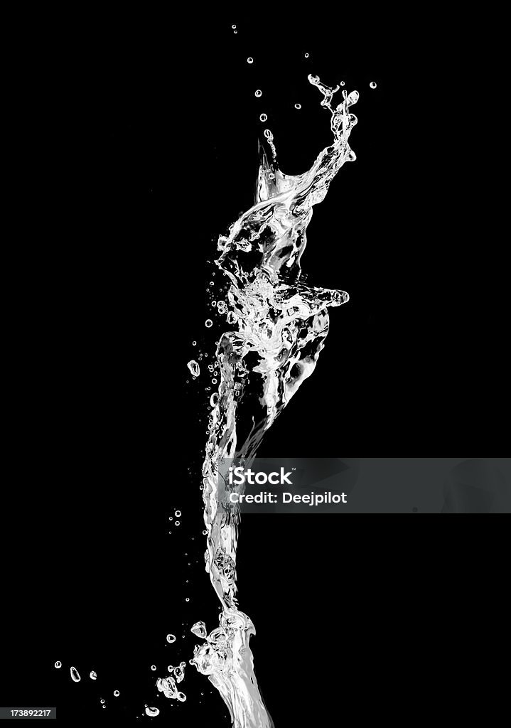 Verticale acqua Splash su sfondo nero - Foto stock royalty-free di Acqua