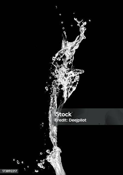 Verticale Acqua Splash Su Sfondo Nero - Fotografie stock e altre immagini di Acqua - Acqua, Acqua fluente, Astratto