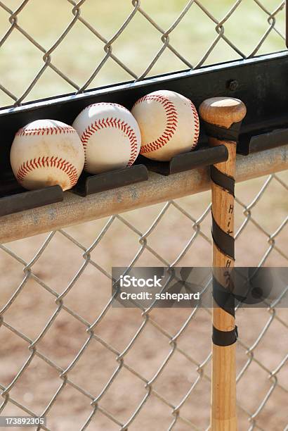 Pendere Mazza Da Baseball Con Tre Palle - Fotografie stock e altre immagini di Attrezzatura sportiva - Attrezzatura sportiva, Baseball, Composizione verticale