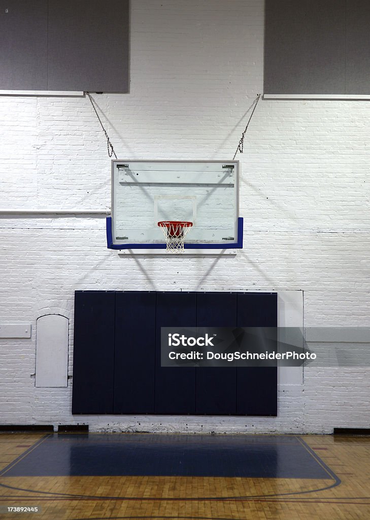 Backboard de basket-ball vide la salle de sport - Photo de Basket-ball libre de droits